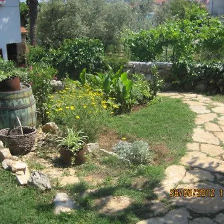 Stone House Garden Retreat By The Sea-Pet Friendly