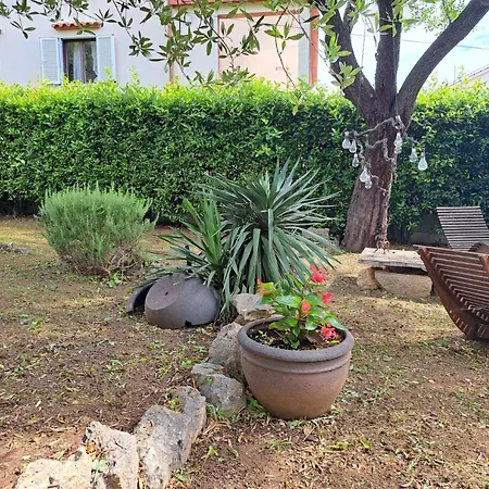 Stone House Garden Retreat By The Sea-Pet Friendly