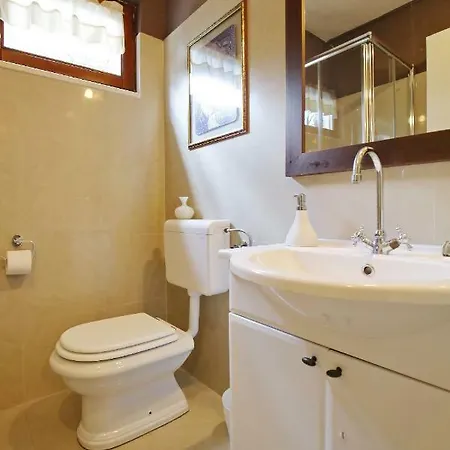 Stone House Garden Retreat By The Sea-Pet Friendly 펜션 *