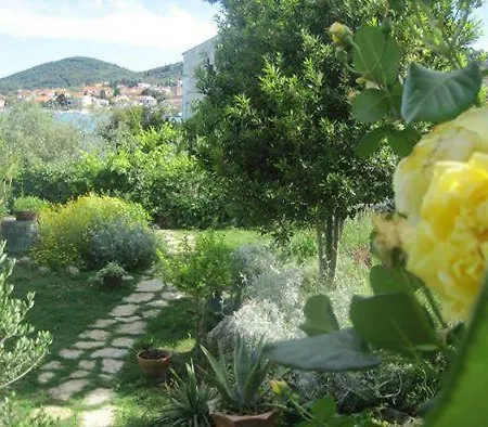 Stone House Garden Retreat By The Sea Vikendica