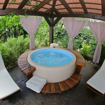 Stone House Garden Retreat By The Sea *